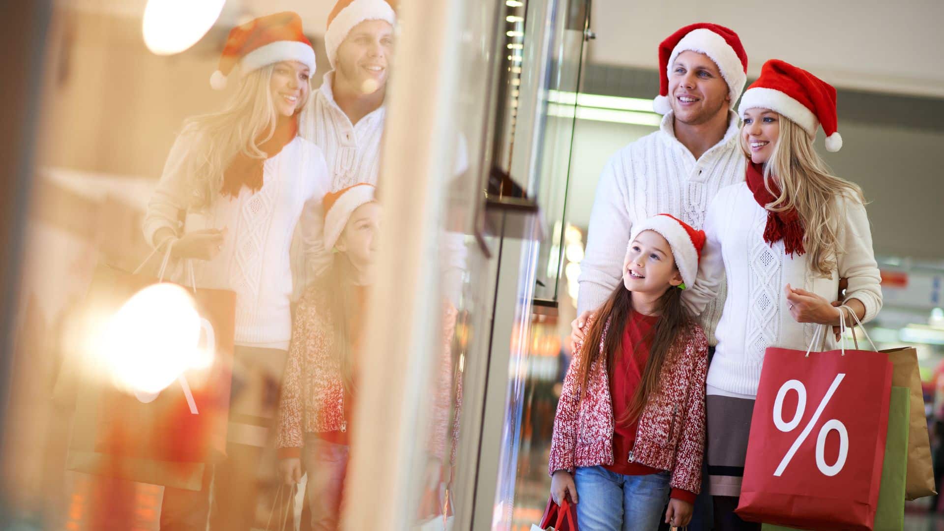 Família em shopping fazendo compras aproveitando descontos do natal proporcionado pelo marketing sazonal