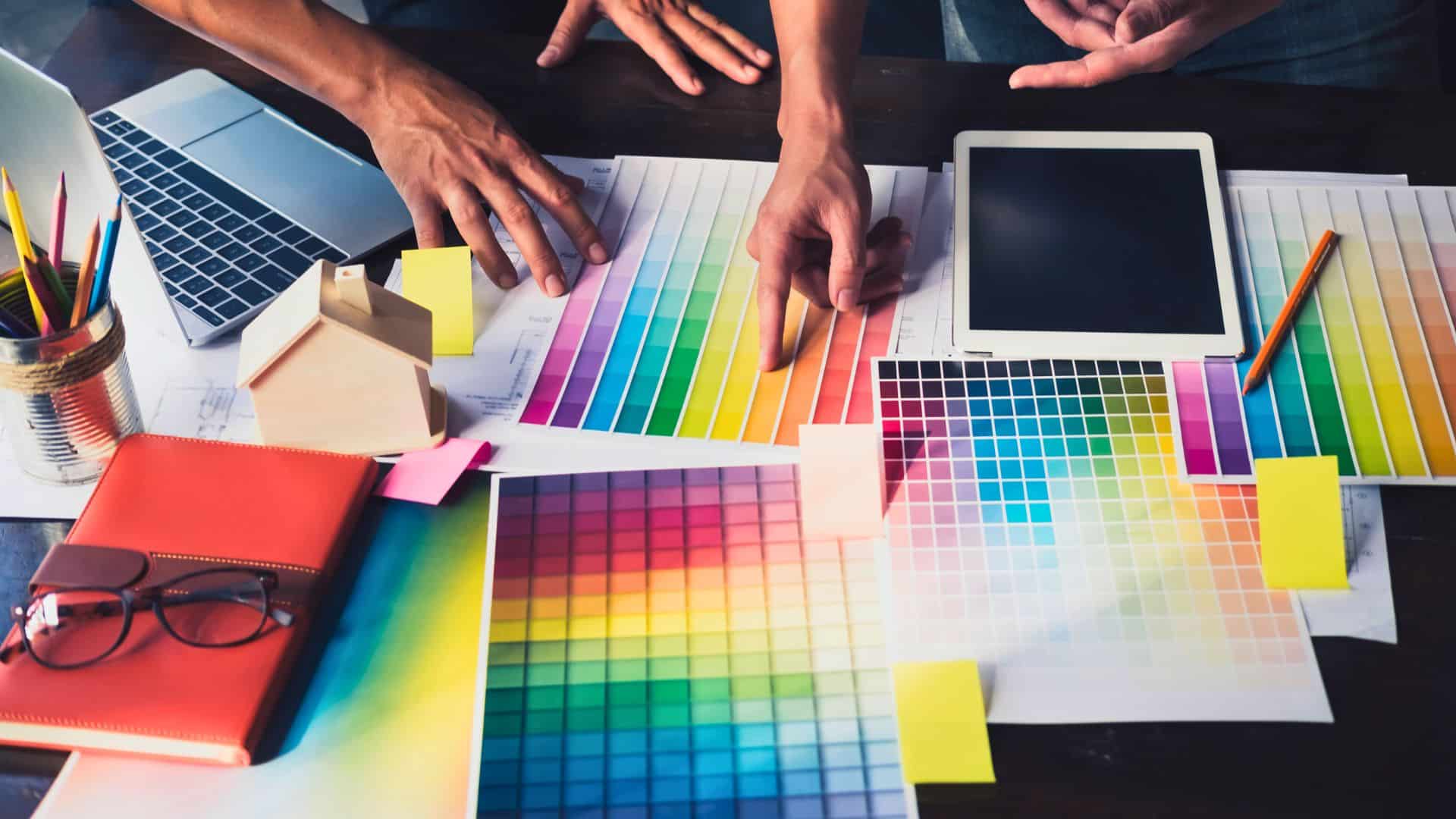 designers-discutindo-paleta-de-cores-para-identidade-visual