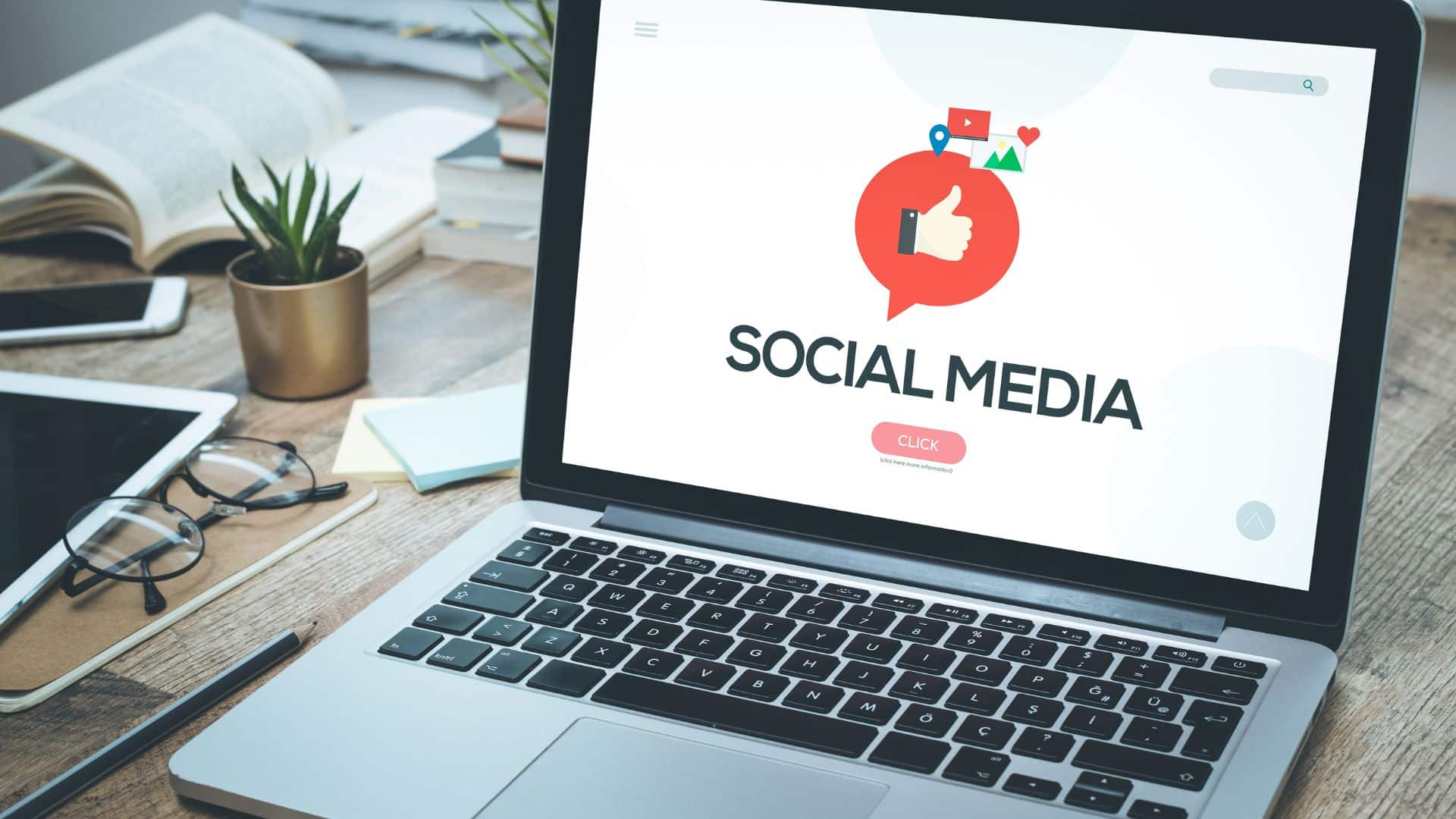 Notebook exibindo gestão de rede social em plataforma