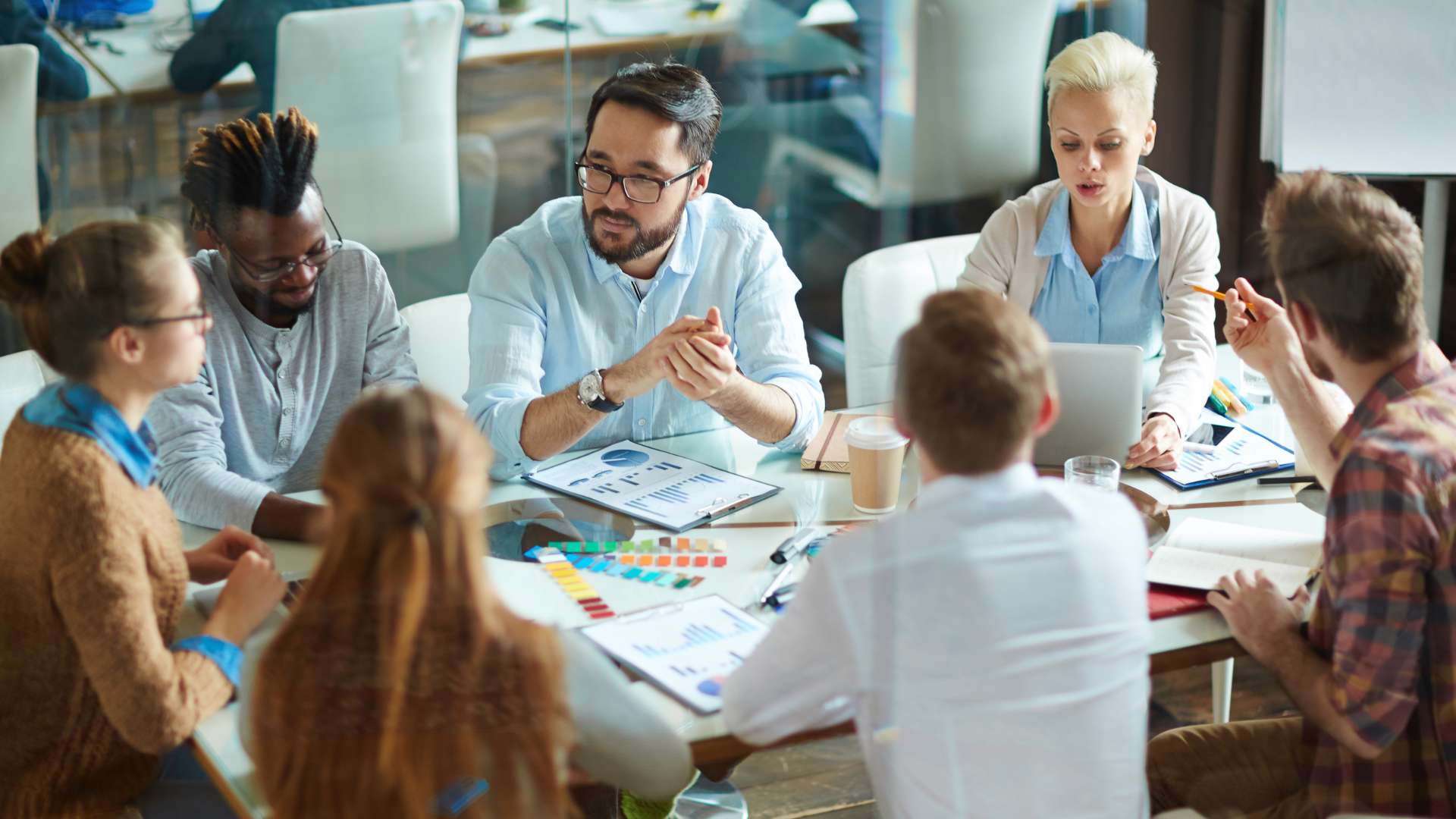 Equipe em reunião de briefing em agência